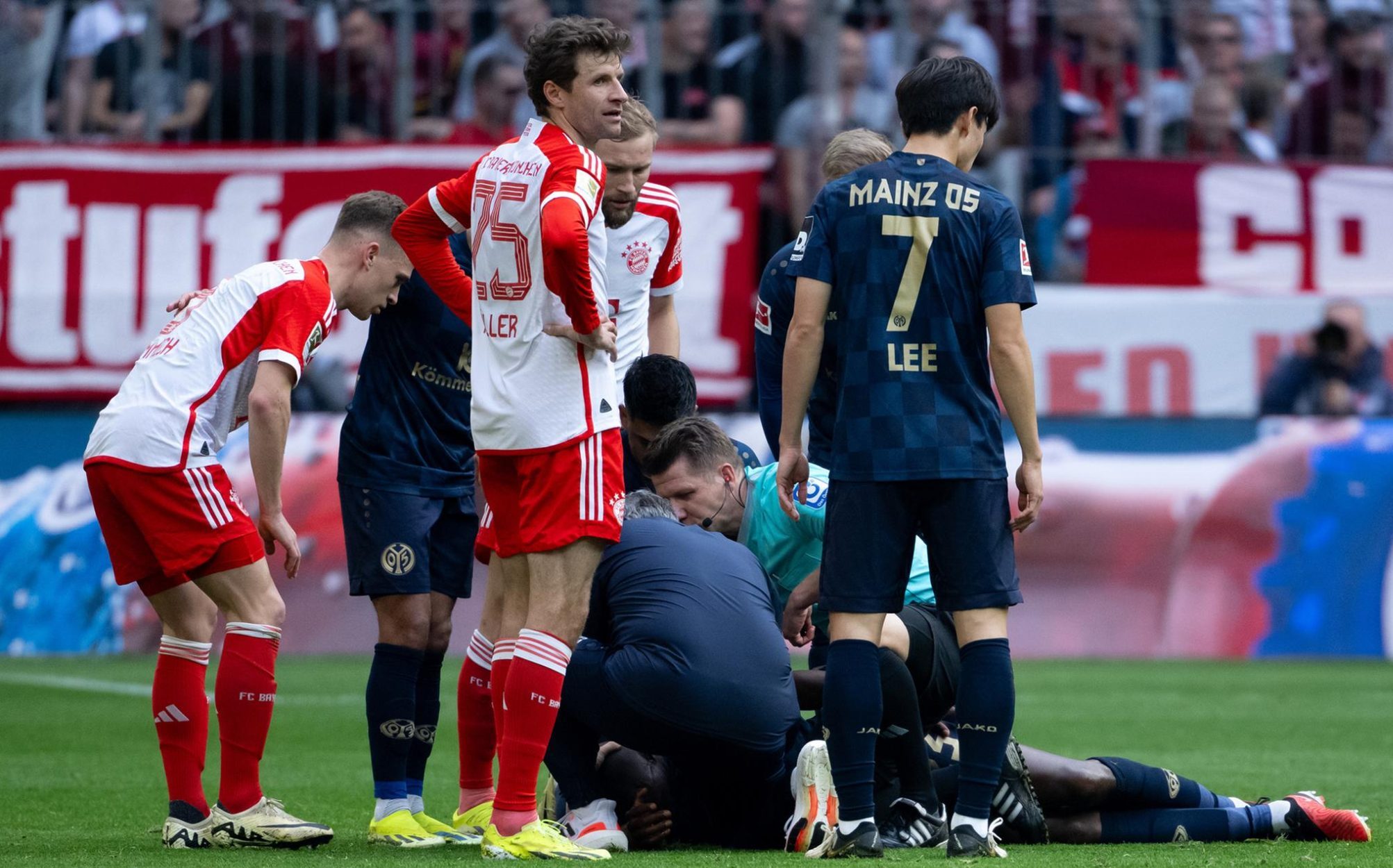 8 1 ide vagy oda az életmentő bíró lett a Bayern meccs hőse videó