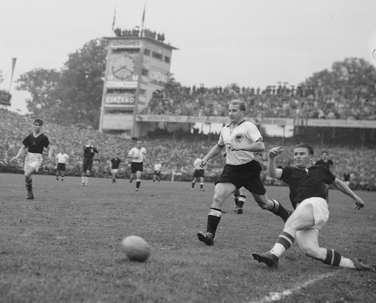 Komoly sztori: Az ’54-es vb-döntő előtt a németek felajánlották, hogy segítenek meggyógyítani a sérült Puskást